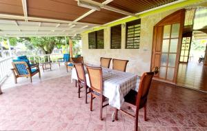 Restaurant ou autre lieu de restauration dans l'établissement TAHITI - Taharuu Lodge Room 2