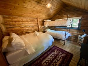 Postel nebo postele na pokoji v ubytování Chute Lake Lodge