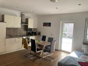 A kitchen or kitchenette at Appartement Wörthersee