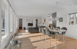 Μια τηλεόραση ή/και κέντρο ψυχαγωγίας στο Beautiful Home In Højby With Wifi +15 φωτογραφίες