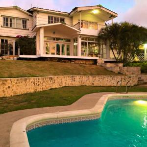 una casa con piscina frente a una casa en House of Sun and Water en Barranquilla