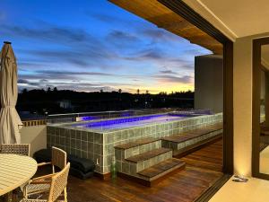 ein Swimmingpool auf dem Dach eines Hauses in der Unterkunft Milagres Hospedagens - Cobertura Rota 206 - Capela & Praia in São Miguel dos Milagres