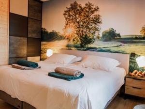 Posteľ alebo postele v izbe v ubytovaní Golf, Bain à Remous, Piscine et Activités Ludiques : Lodge de Luxe pour 4 Adultes + 2 Enfants - FR-1-582-368 + 27 fotografií