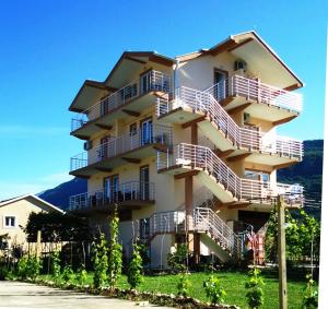 ブドヴァにあるApartments Nedovic-Jazの側面にバルコニーがある建物