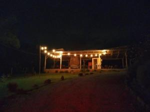 un edificio iluminado por la noche con luces encendidas en Pousada Verde Paraíso en Nova Petrópolis
