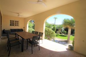 jadalnia ze stołem i krzesłami oraz patio w obiekcie Chalet CasaTuris en Urb. La Font Sant Joan d´Alacant CH102 w mieście San Juan de Alicante +37 zdjęć