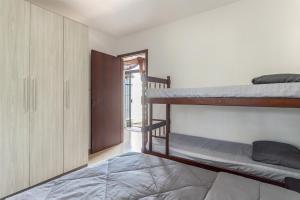 a bedroom with two bunk beds and a closet at Linda casa a 150m da praia e prox ao Beto Carrero in Penha