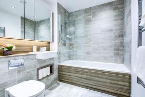 Un baño de Luxe Apartment by Excel 13 fotos más