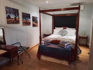 A bed or beds in a room at Frogmouth Hollow