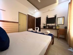 Postel nebo postele na pokoji v ubytování Raja Residency