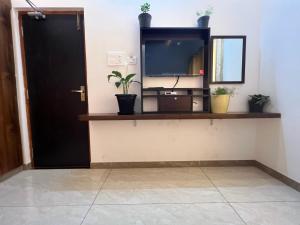 TV a/nebo společenská místnost v ubytování Raja Residency