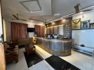 un vestíbulo con bar en una habitación de hotel en Raja Residency, en Alāndurai
