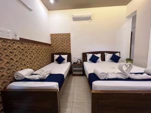 Postel nebo postele na pokoji v ubytování Raja Residency