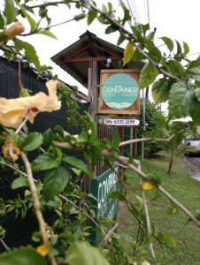 um sinal para um centro de jardim ao lado de um edifício em Container House Cahuita em Cahuita