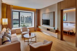 sala de estar con sofá y cama en SHENZHENAIR SKY PARK LIUZHOU, en Liuzhou