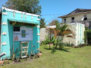 Garður fyrir utan Container House Cahuita