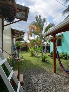 Garður fyrir utan Container House Cahuita