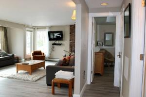 un salon avec un canapé et une table dans l'établissement Condo #5 Slopeside One Bedroom with Sauna and Hot tub, à Killington