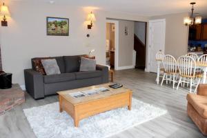 un salon avec un canapé et une table basse dans l'établissement Condo #5 Slopeside One Bedroom with Sauna and Hot tub, à Killington 13 autres photos