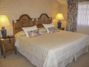 Cama ou camas em um quarto em Hotel Posada Los Alamos