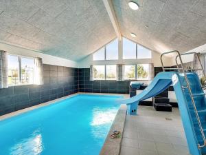 - une piscine intérieure avec toboggan dans une pièce dans l'établissement Holiday home Grenaa XVIII, à Grenå