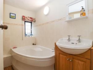 łazienka z umywalką, toaletą i wanną w obiekcie Red Roof w mieście Honiton
