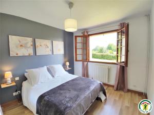ein Schlafzimmer mit einem großen Bett und einem Fenster in der Unterkunft Gîte Ernemont-Boutavent, 5 pièces, 7 personnes - FR-1-526-28 