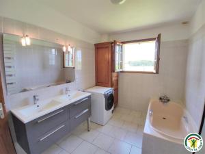 łazienka z umywalką i pralką w obiekcie Gîte Ernemont-Boutavent, 5 pièces, 7 personnes - FR-1-526-28 