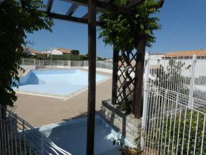 Bazén v ubytovaní Charmante maison avec mezzanine, terrasse et piscine, proche plage - 4 pers. - FR-1-540-167 alebo v jeho blízkosti