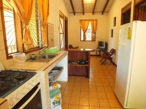 Köök või kööginurk majutusasutuses Cabinas Caribe Luna