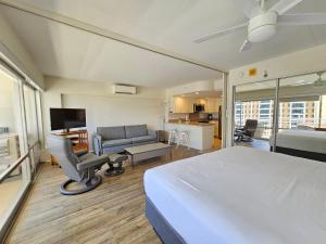 une chambre d'hôtel avec un lit, une chaise et un canapé dans l'établissement Ilikai Tower 1340 Lagoon View 1BR, à Honolulu