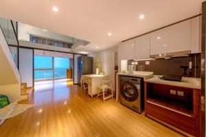 una cocina con lavadora y secadora en una casa en Roy Chen Apartment in Tongzhou District en Beijing
