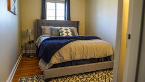 a bedroom with a bed and a window at Franklin Park 3BR Condo near Airport, Downtown, OSU in Columbus
