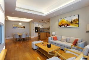 深圳的住宿－深圳南山G公寓，客厅配有沙发和桌子