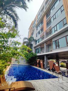 チェンマイにあるDeluxe Room at Tree Boutique Condo by Suwan Style Agencyの建物の前のプール