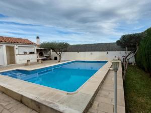 Fotografia z galérie ubytovania Villa en Bord de Mer avec Piscine Privée et Jardin à L'Ametlla de Mar, Costa Dorada - ES-221-1 v destinácii L'Ametlla de Mar