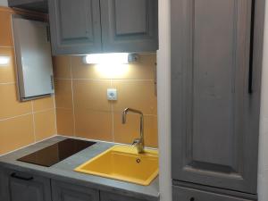 Kuchyňa alebo kuchynka v ubytovaní Studio cosy 22m² rénové - 5 pers, pieds des pistes, commerces et télécabines à proximité - FR-1-689-119 + 2 fotografie