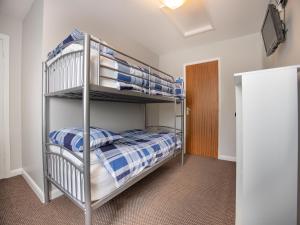 a bedroom with bunk beds in a room at Willows Cottage - Uk42144 in North Somercotes