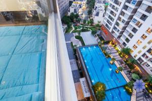 una vista aérea de una piscina al lado de un edificio en iHome Furnished Apartments with Free Gym & Pool, Airport Pick-Up Service, en Ho Chi Minh