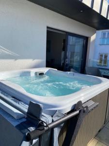 ポートラッシュにあるAntrim House Suites with private jacuzzi hot tub - adults onlyのジャグジー付きのバルコニーが備わります。