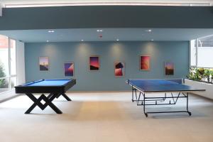 2 mesas de ping pong en una habitación con pinturas en Cinnamon Suite - Private - Comfy - Brand NEW, en Quito