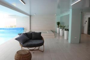salon z krzesłem i basenem w obiekcie Cinnamon Suite - Private - Comfy - Brand NEW w mieście Quito