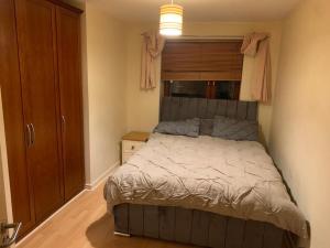 sypialnia z dużym łóżkiem w pokoju w obiekcie Perfect Airport Apartments w Dublinie