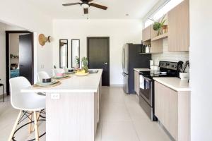 Gallery image of Bright & Airy new Condo, 5 min walk to Jaco Beach! in Jacó