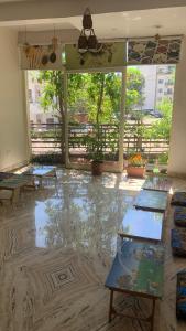 Habitación con mesas en el suelo de un edificio en Rudram Hotel Yoga & Ayurveda Retreat en Rishīkesh