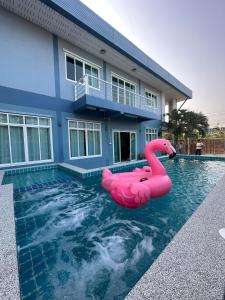 een roze zwanendrijver in een zwembad voor een huis bij Sea TaLay Pool Villa Hua Hin in Hua Hin