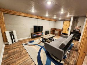 een woonkamer met een bank en een tv bij Cozy Corner in Denison