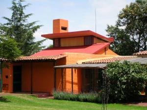 メキシコシティにあるLoft Campestre: A medio Ajusco, cerca de la ciudadの赤屋根の建物