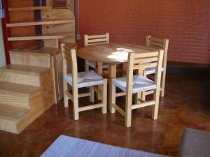 メキシコシティにあるLoft Campestre: A medio Ajusco, cerca de la ciudadの木製テーブルと椅子