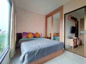 チェンマイにあるDeluxe Room at Tree Boutique Condo by Suwan Style Agencyのベッドと大きな窓のある寝室 +16枚の写真